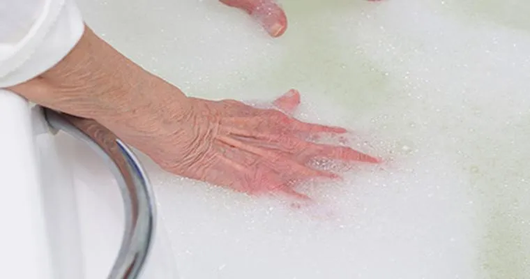 Dementia Bathing: A Guide for Caregivers