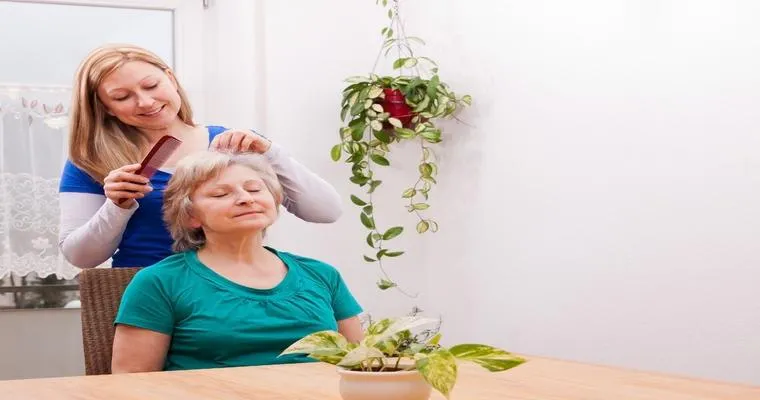 6 Caregiver Tips for Convincing a Senior to Bathe