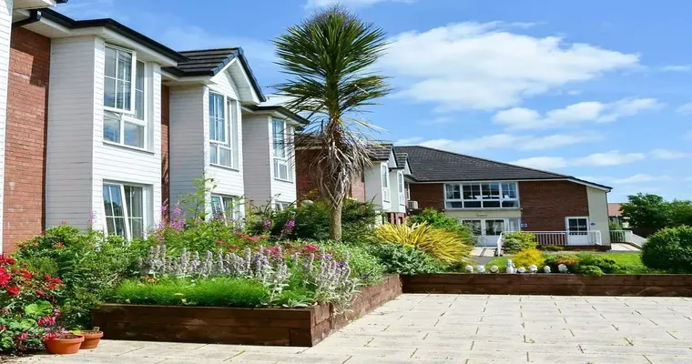 Is advice available for helping me decide on options for what type of living space to live in retirement?