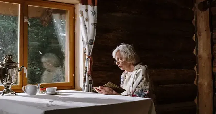 My 92 year old mother is pretty sharp but has low vision (macular degeneration). Any advice on classes or therapy sessions that might help?